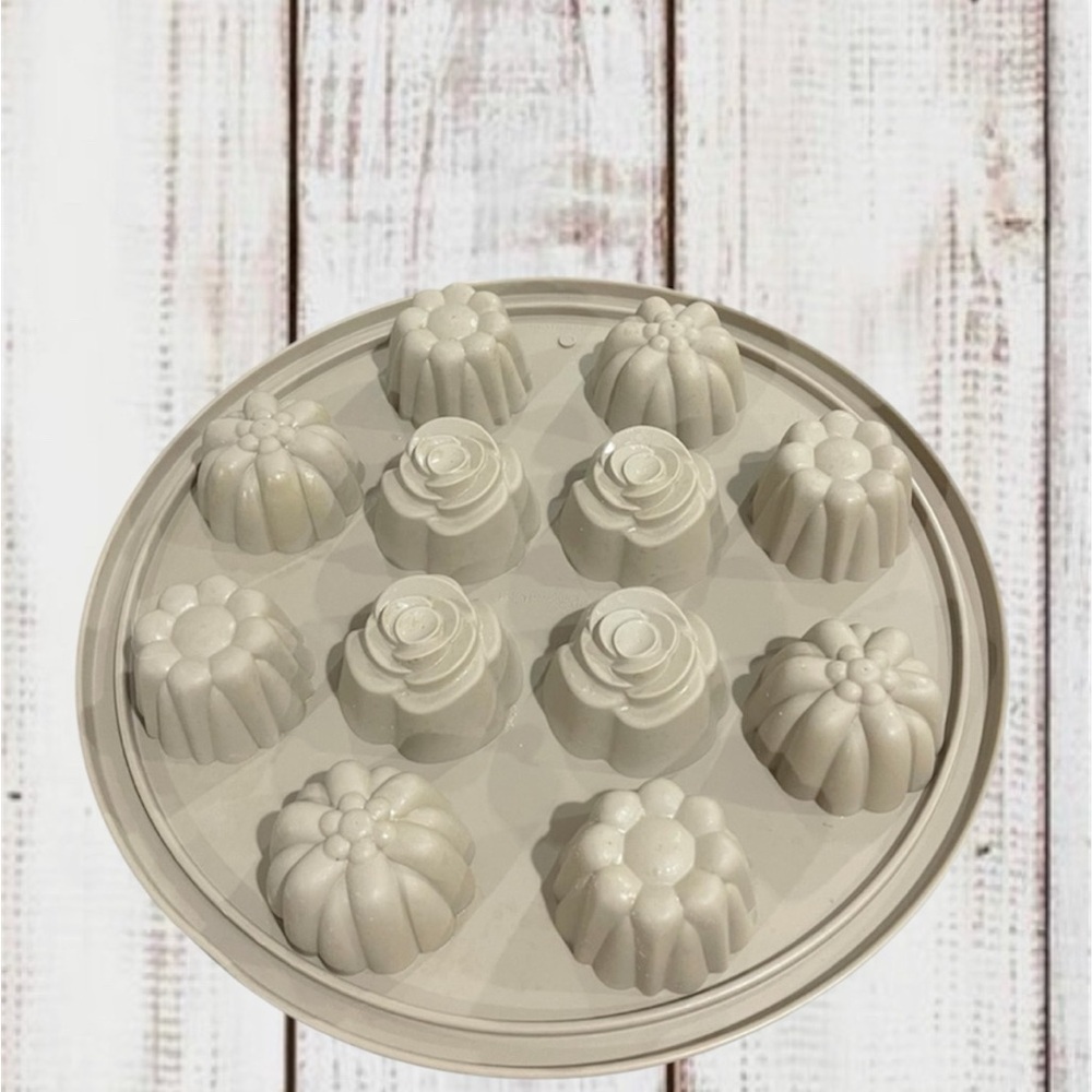 Pampered Chef Silicone Floral Cupcake Pan